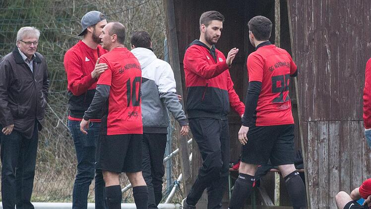 In seiner dritten Saison als hauptverantwortlicher Trainer der SG Nordhalben geling Sebastian Hellgoth (links) die Meisterschaft in der A-Klasse 5. Seiner Mannschaft traut er unter seinem Nachfolger Thomas Hornfischer viel zu in der kommenden Kreisklassen-Spielzeit.  Foto: Heinrich Weiß