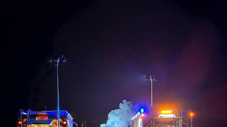 Trucker bemerkt "Schimmern" im Spiegel - stundenlanger Einsatz auf der A73 bei Bamberg