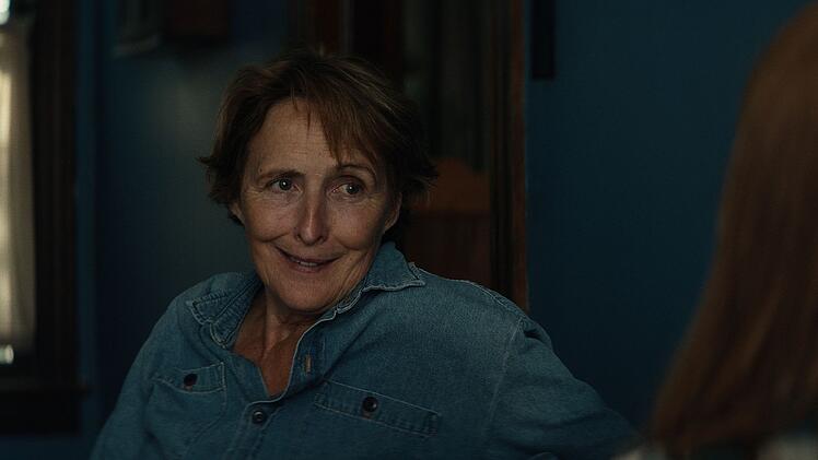 Fiona Shaw spielte in "Echo Valley" eine Freundin Kates. Einer jener Menschen im Erzählkosmos von Brad Ingelsby, auf die man sich in der Not verlassen kann.