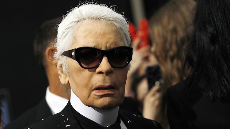 Auch deutsche Promis erliegen der Versuchung zum Schwindel. In dieser Disziplin ungeschlagen: Karl Lagerfeld. Lange gab der 2019 verstorbene Stardesigner 1938 als Geburtsjahr an, dann 1935.