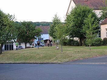 Der obere Bereich für die Umgestaltung von Zehnt mit Umgriff in Aura liegt zwischen Zehntstraße und Alter Schule/Bauhof.  Fotos: Gerd Schaar