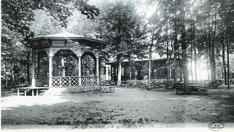 Diese alte Postkarte zeigt noch das Café im Hain, neben dem sich einst ein kleiner Zoo befand. Foto: Stadtarchiv