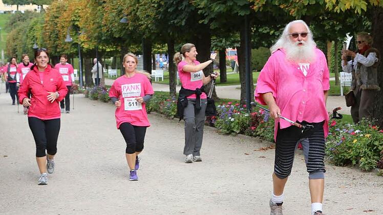 Ob laufen, joggen oder walken - beim Pinklauf gehen die Teilnehmer in drei Kategorien an den Start. Schließlich zählt allein das Ankommen.