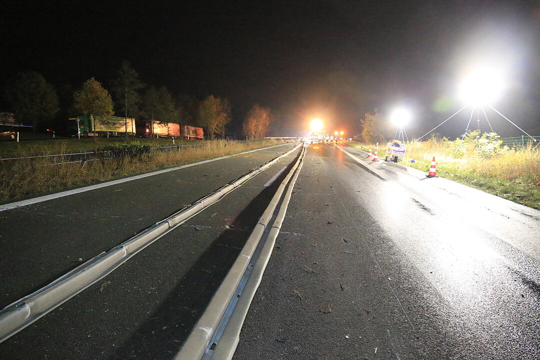 Lkw durchbricht Mittelschutzplanke auf A73