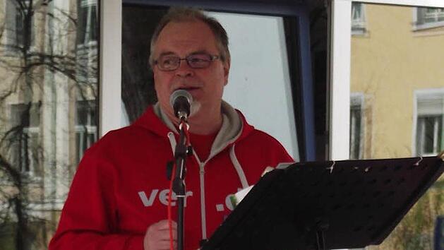 Roland Hornauer stimmte die Verdi-Mitglieder auf einen Arbeitskampf ein. Foto: Harald Pieger