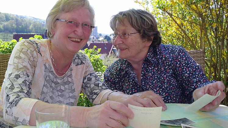 Renate Erb (links) und Barbara Felsen schwelgen in Erinnerungen aus ihrer Zeit in Werberg. Foto: Steffi Elm