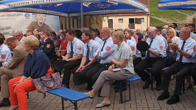 Die Bürger nahmen großen Anteil an der Übergabe des neuen Feuerwehrautos und der Ehrung verdienter Feuerwehrleute.