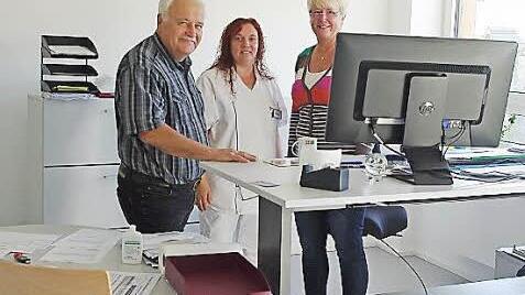 Pflegedienstleitung Bernhilde Treuner (rechts) bespricht in ihrem neuen Büro mit Pfarrer Albrecht Bischoff und der ausgebildeten Pflegedienstleiterin Kerstin Haag die Details der Einweihung.