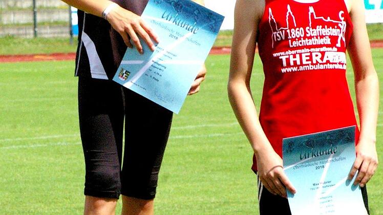 Den Weitsprung der M12 gewann Pascal Renner (l.) von der TS Lichtenfels. Der drittplatzierte Max H&uuml;bner vom TSV Staffelstein gewann noch die Titel mit der Kugel, dem Diskus und Speer. Foto: Zetzmann