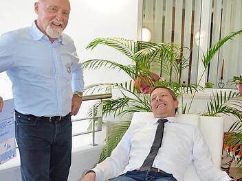 Horst Weingarth (links) spendierte die Liege, die Bürgermeister Marco Steiner gleich ausprobierte.