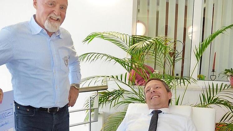 Horst Weingarth (links) spendierte die Liege, die Bürgermeister Marco Steiner gleich ausprobierte.