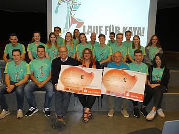 Insgesamt 53 000 Euro Spendengelder hat der Lauf für Kaya erbracht. Seine Organisatoren vom Gymnasium Herzogenaurach zogen sehr zufrieden Bilanz. Foto: Gabriela Ruyter