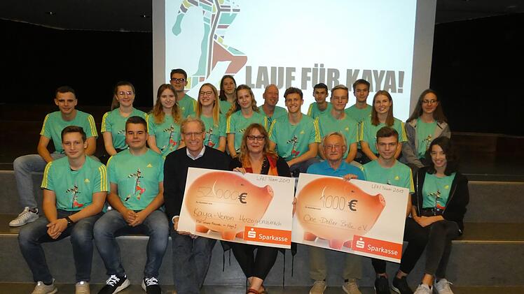 Insgesamt 53 000 Euro Spendengelder hat der Lauf für Kaya erbracht. Seine Organisatoren vom Gymnasium Herzogenaurach zogen sehr zufrieden Bilanz. Foto: Gabriela Ruyter