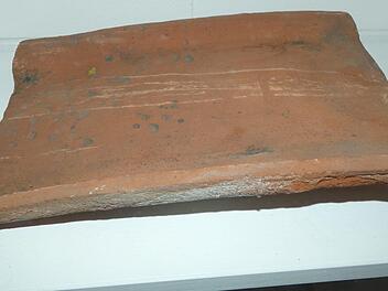 Der Dachziegel aus dem Jahr 1660 ist das neueste - und auch gleich mit älteste - Ausstellungsstück im Friedensmuseum Meeder. Foto: Karin Günther