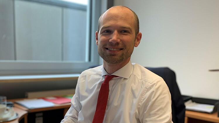 Benedikt Weber ist der Neue im Landratsamt. Er leitet die Abteilung 5, Kreisbauverwaltung, Liegenschaften und Zivilrecht. Foto: Landkreis Bad Kissingen/Anja Vorndran