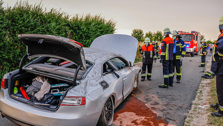 Wegen Ausweichman&ouml;ver: Auto kommt von Stra&szlig;e ab und &uuml;berschl&auml;gt sich