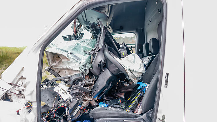 Auffahrunfall auf A6: Transporter fährt auf Lastwagen auf