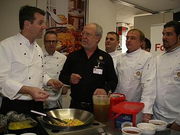Experten unter sich: Jochen Birkert von Raps (links) probiert mit TV- und Sternekoch Otto Koch (schwarzes Hemd) neue Marinaden des Kulmbacher Herstellers aus. Fotos: Sonja Adam