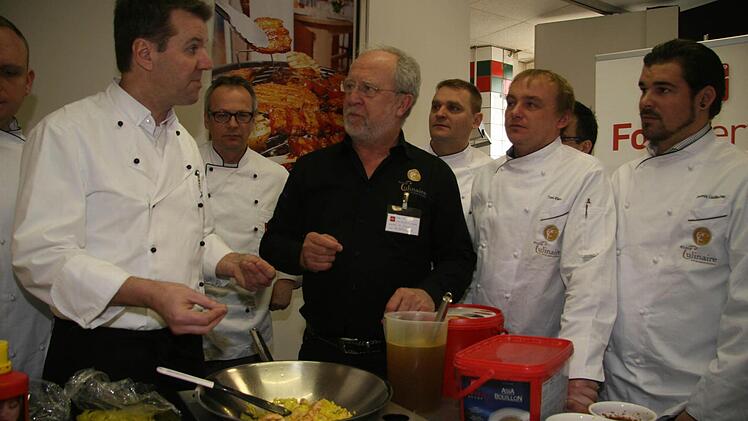 Experten unter sich: Jochen Birkert von Raps (links) probiert mit TV- und Sternekoch Otto Koch (schwarzes Hemd) neue Marinaden des Kulmbacher Herstellers aus. Fotos: Sonja Adam