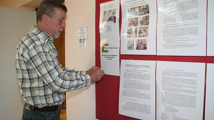 Auch die ersten Aushänge müssen getätigt werden, erklärt Klaus Mittag, stellvertretender Schulleiter der Max-Hundt-Schule.