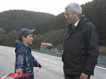 Für ihn war es faszinierend, den Baufortschritt zu beobachten: Max Wilhelm und Bürgermeister Timo Ehrhardt nach der Verkehrsfreigabe. Foto: Veronika Schadeck