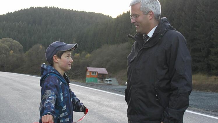 Für ihn war es faszinierend, den Baufortschritt zu beobachten: Max Wilhelm und Bürgermeister Timo Ehrhardt nach der Verkehrsfreigabe. Foto: Veronika Schadeck