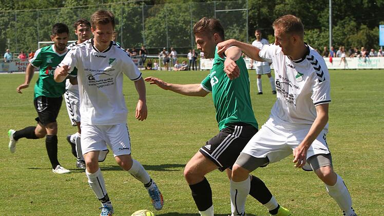 In die Zange nehmen die beiden Forster Christoph Meder (rechts) und Daniel Mohr (links) den Sander Lucas Wirth.