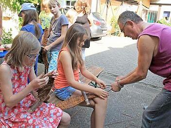 Beim Flechten im Hof der Familie Braun waren die Kinder mit Eifer bei der Sache.  Foto: Gerda Völk