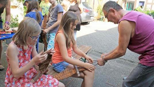 Beim Flechten im Hof der Familie Braun waren die Kinder mit Eifer bei der Sache.  Foto: Gerda Völk