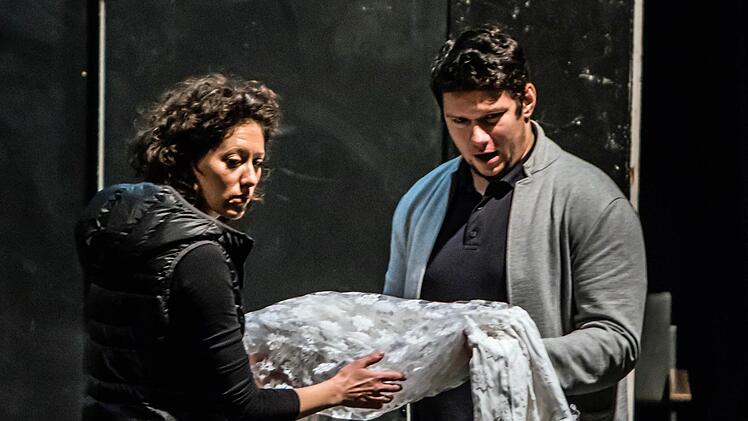 Probenszenen zur Coburger Neuinszenierung der Oper "Das schlaue Füchslein" in markierter Bühnen-DekorationFoto: Jochen Berger