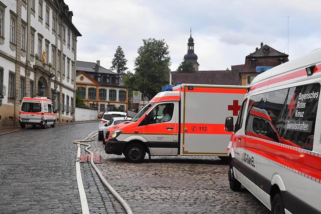 Großeinsatz in der Bamberger Altstadt: Dachstuhl am Jakobsplatz brennt