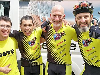 Zusammen mit Tobias Bailer und Patrick Eichenberger (von rechts) nahmen Daniel und Vater Thomas Göpfert (von links) am 24-Stunden-Stunden Radmarathon in Grieskirchen teil.