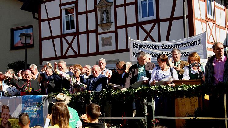 Blick auf die Ehrengäste, welche den Zugnummern viel Beifall spendeten.