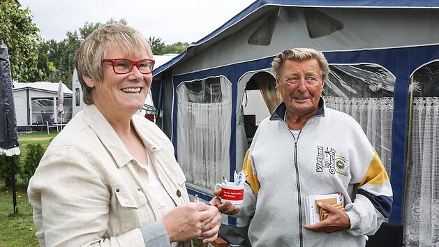 Bevor es auf dem Ebinger Campingplatz richtig nass wird, verabschiedet sich FT-Reporterin Anette Schreiber von Dauercamper Dieter mit ein paar Erinnerungspr&auml;senten. Foto: Barbara Herbst