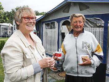 Bevor es auf dem Ebinger Campingplatz richtig nass wird, verabschiedet sich FT-Reporterin Anette Schreiber von Dauercamper Dieter mit ein paar Erinnerungspräsenten. Foto: Barbara Herbst
