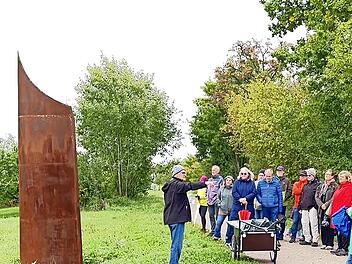 Georg Neutzner gibt Erklärungen bei der Skulptur „Erdschneid“ von Künstler Karl Maurer.