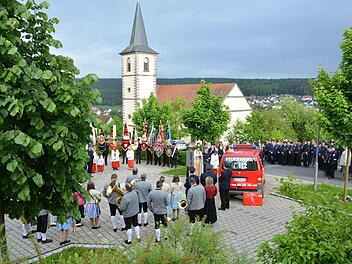 Rund 15 000 Euro hat der Mannschaftstransportwagen für die Feuerwehr Premich gekostet. Noch einmal 3000 Euro wurden für die Ausstattung fällig. Jetzt fand die offizielle Fahrzeugweihe statt. Fotos: Björn Hein