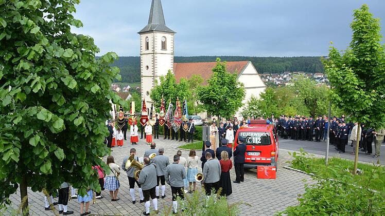 Rund 15 000 Euro hat der Mannschaftstransportwagen für die Feuerwehr Premich gekostet. Noch einmal 3000 Euro wurden für die Ausstattung fällig. Jetzt fand die offizielle Fahrzeugweihe statt. Fotos: Björn Hein