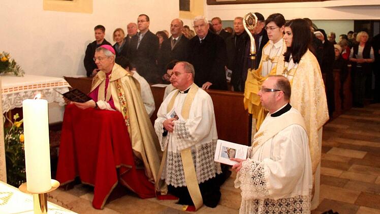 Der Erzbischof betete mit Dekan Kilian Kemmer und Diakon Georg Paszek (v. l.) am Reliquienschrein von Eustachius Kugler.