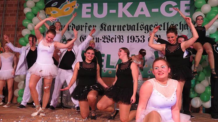 Ein Augenschmaus in Schwarz und Weiß: Beim Showtanz bewies die Jugendgarde der EU-KA-GE ihr Können. Foto: Doris Bauer