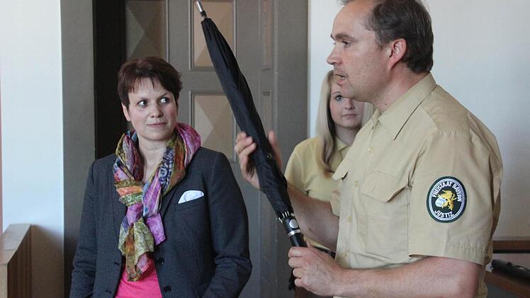 Ein Schirm kann eine Waffe sein. Geschäftsleiterin Andrea Rebhan sowie die Justizwachtmeister Lisa Herrmann und Manfred Pauler (unten, v. l.) erklären die Kontrollen. Foto: Marco Meißner