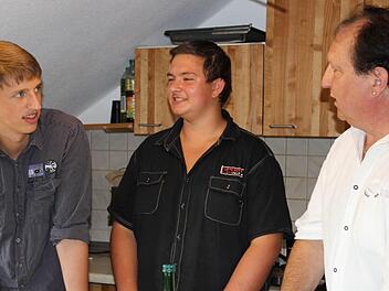 Tommy Sommer (links) und Leon List überlegen gemeinsam mit Erzieher Volkmar Schwob (rechts) was es heute zu Essen gibt. Foto: Katharina Müller-Sanke