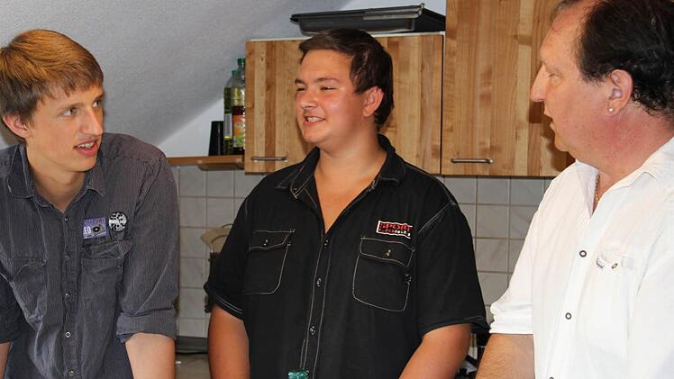 Tommy Sommer (links) und Leon List überlegen gemeinsam mit Erzieher Volkmar Schwob (rechts) was es heute zu Essen gibt. Foto: Katharina Müller-Sanke