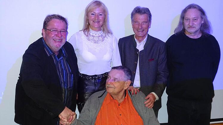 Ehrungen: Sitzend Arnold Krines, hinten von links Paul Koch, Petra Sch&ouml;ndorf, Werner Puntschart und Werner B&ouml;hm. Foto: Tauchclub Nixe