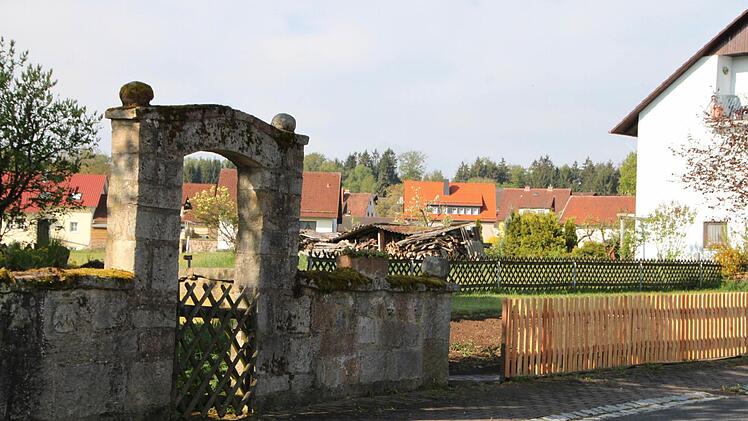 Durch das Tor erhascht der Spaziergänger einen Blick auf die Fläche, die Dirk Stumpe für den Dorfmittelpunkt vorschlägt. Foto: Ulrike Müller