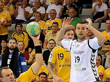 Bei seinem Heimspiel-Debüt für den HSC Coburg in der 1. Bundesliga warf Florian Billek zehn Tore gegen Leipzig. Doch trotz der Ausbeute des schnellen Rechtsaußen reichte es nicht zum Sieg (31:33). Heute Abend will er beim TBV Lemgo seine Torgefährlichkeit erneut unter Beweis stellen und dadurch maßgeblich zum angestrebten Erfolgserlebnis der "Schwarz-Gelben" am 5. Spieltag beitragen. Foto: Albert Höchstädter