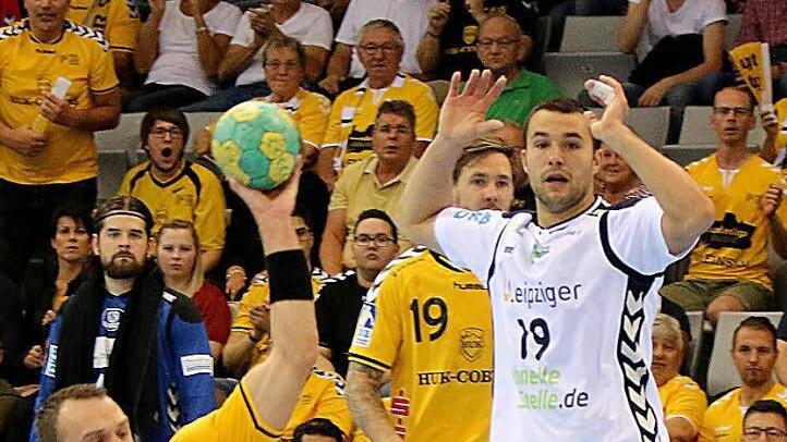 Bei seinem Heimspiel-Debüt für den HSC Coburg in der 1. Bundesliga warf Florian Billek zehn Tore gegen Leipzig. Doch trotz der Ausbeute des schnellen Rechtsaußen reichte es nicht zum Sieg (31:33). Heute Abend will er beim TBV Lemgo seine Torgefährlichkeit erneut unter Beweis stellen und dadurch maßgeblich zum angestrebten Erfolgserlebnis der "Schwarz-Gelben" am 5. Spieltag beitragen. Foto: Albert Höchstädter