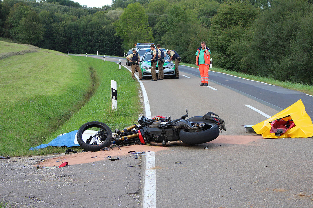 Mit Traktor kollidiert: Motorradfahrer stirbt im Gemeindebereich Engelthal