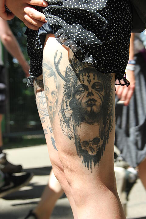 Zu einem Rockfestival gehören natürlich auch Tattoos