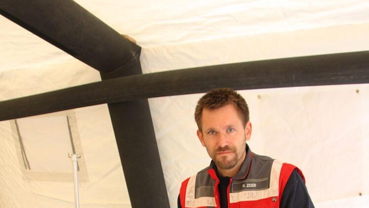 Michael Zeier vom BRK-Stützpunkt Massbach zeigt unterschiedliche Materialien die bei RebelL zum Einsatz kommen.  Foto: Matthias Nöth
